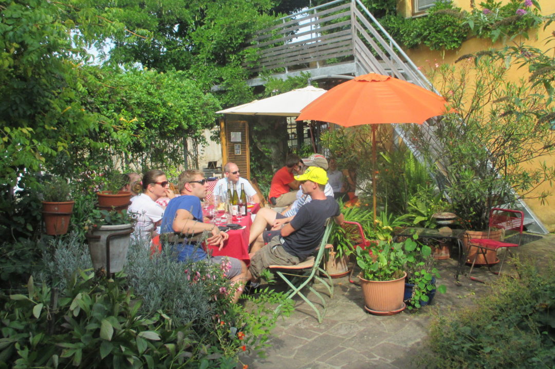 Une terrasse vous accueille